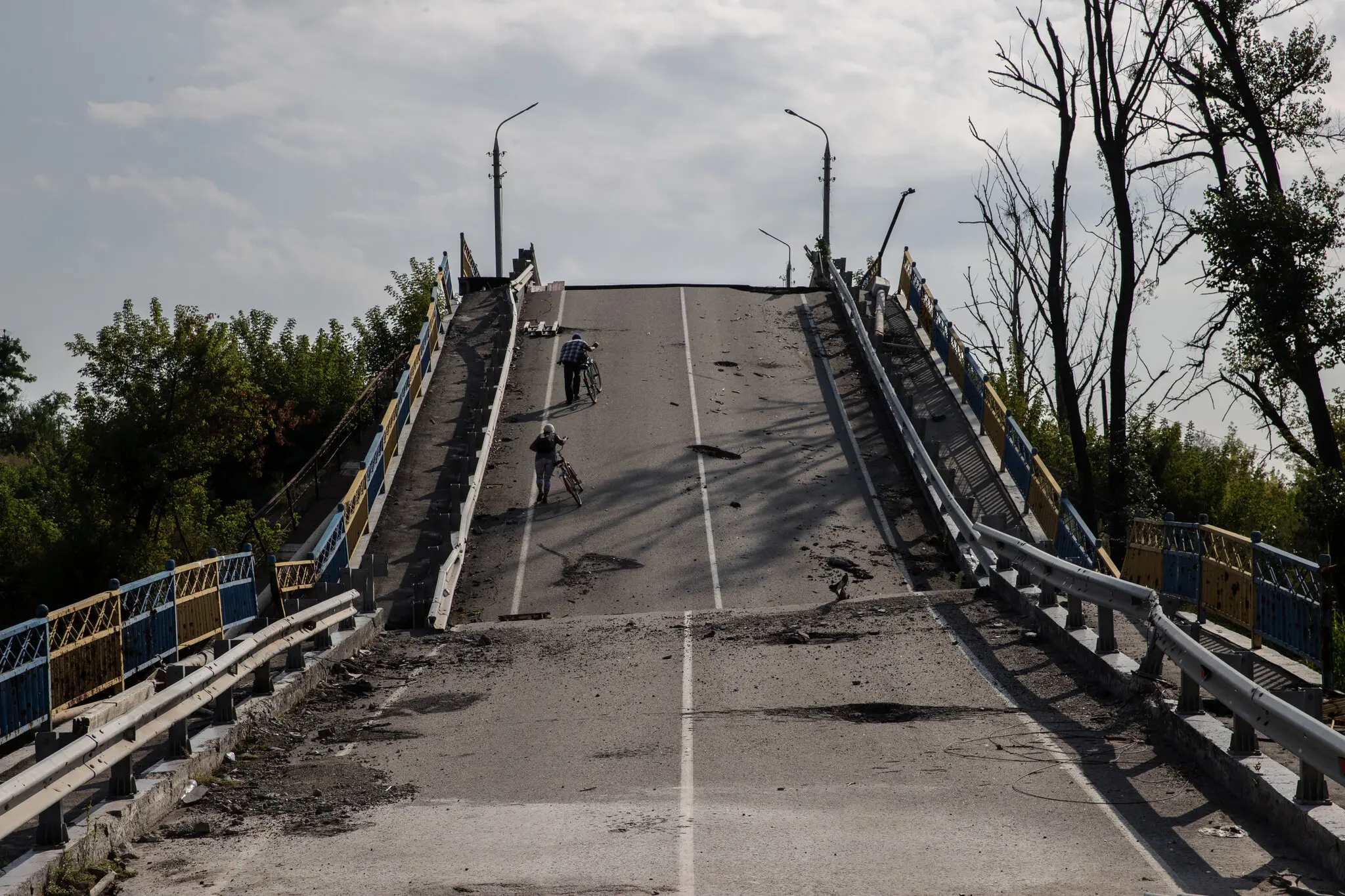 Зруйнований міст, який тепер використовується як пішохідний перехід для жителів Богородичного 22 серпня.